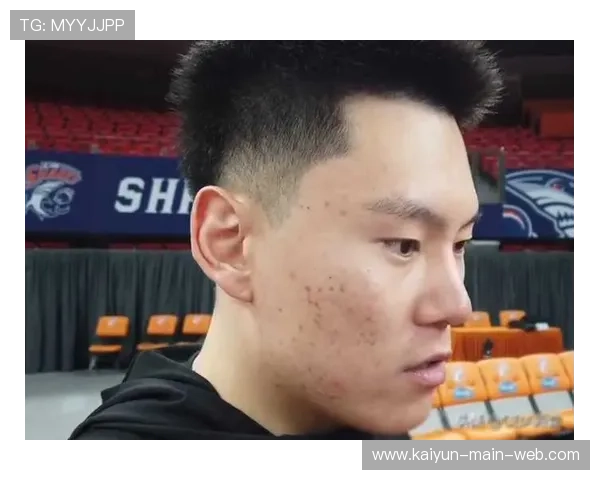 李弘权防守轮转意识积极 但经验不足导致漏人